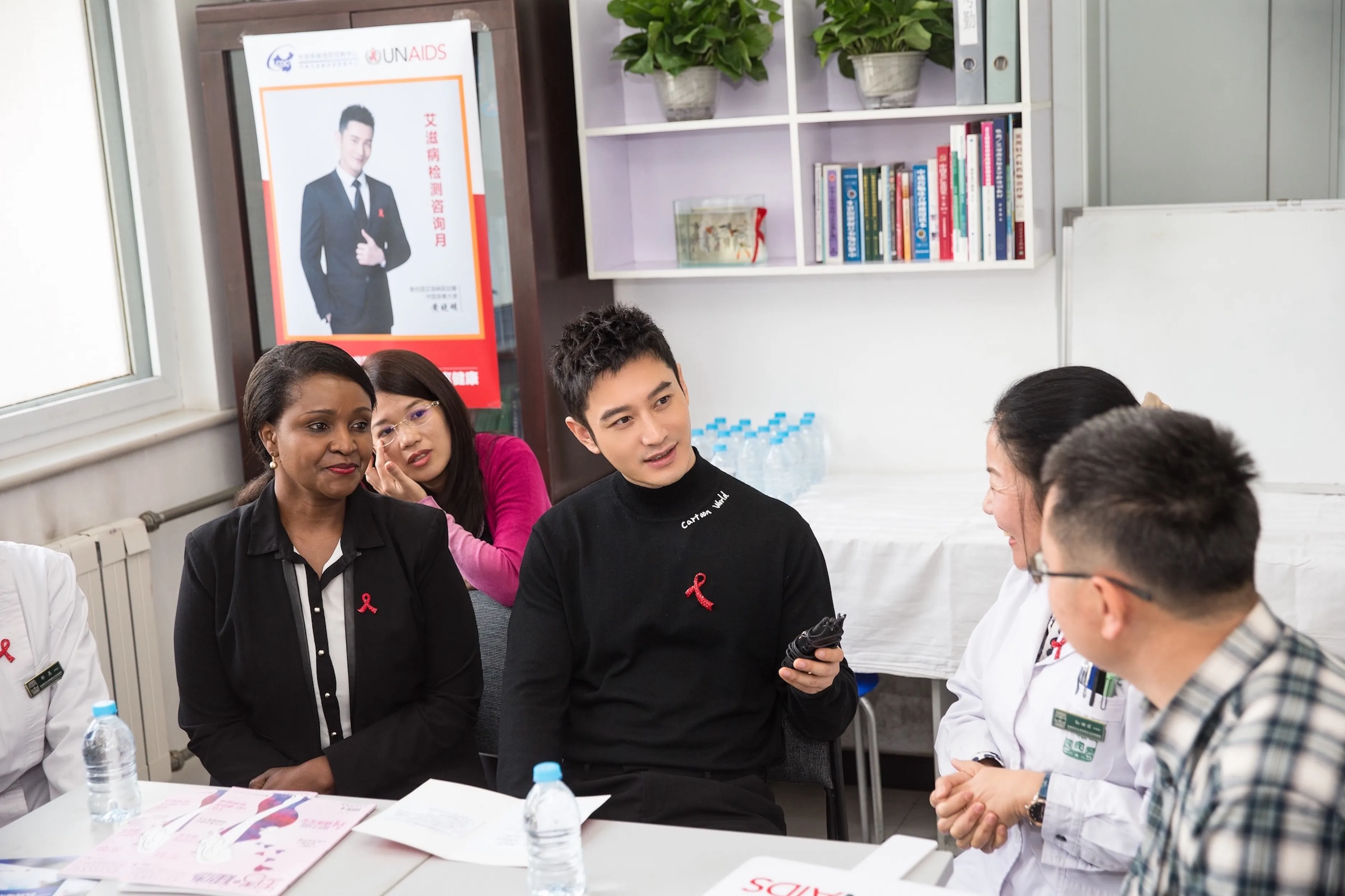 Xiaoming Huang, a unaids goodwill ambassador, talked with laboratory staff and volunteers