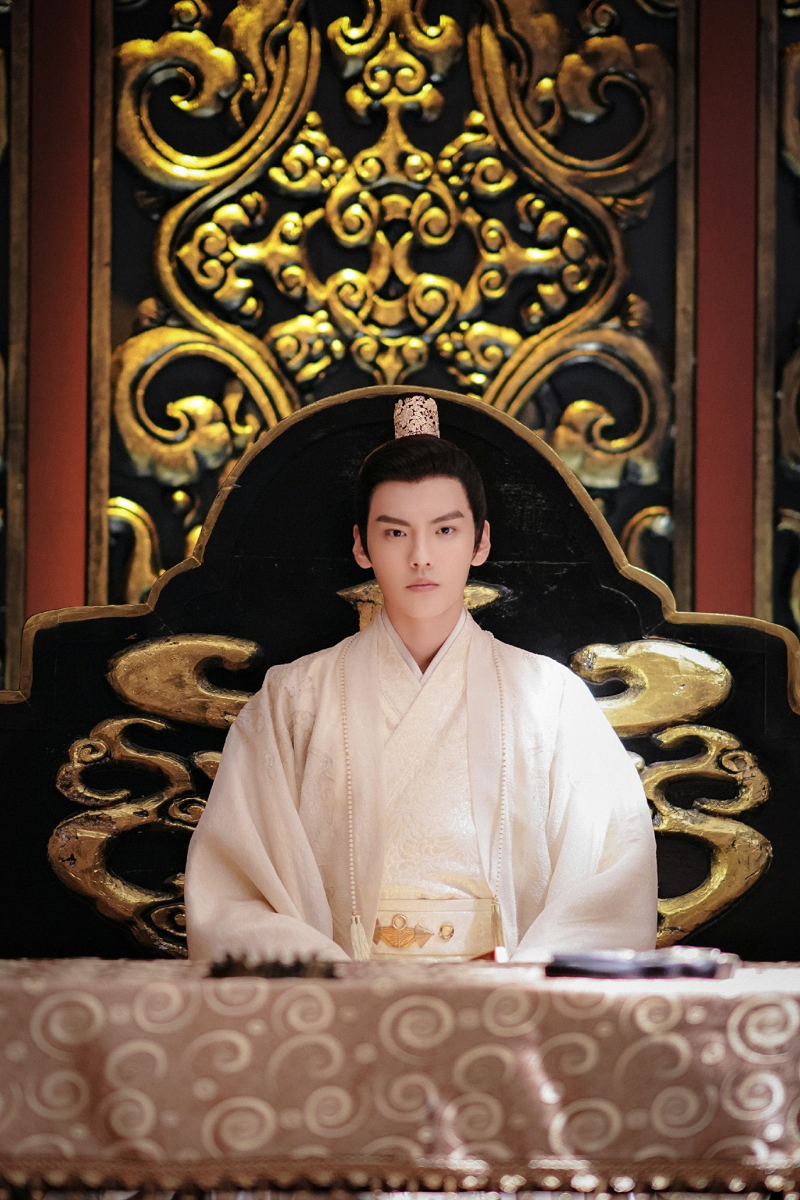 毕雯珺新剧《小女霓裳》高甜开播 反转人设勾勒"憨酷"王爷