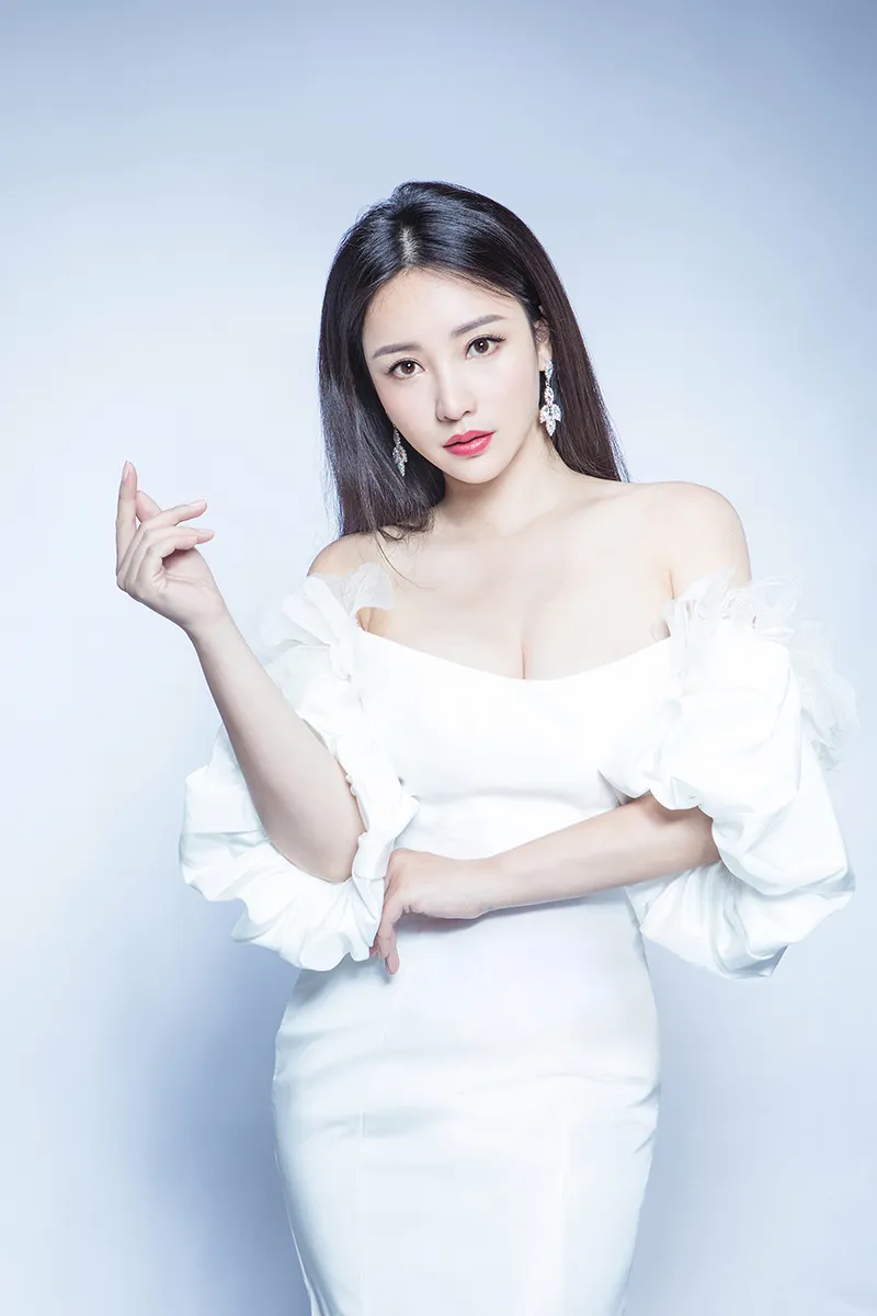 Liu Yan (actress-actress) looks gentle in a sheer white strapless gown. 3.jpg