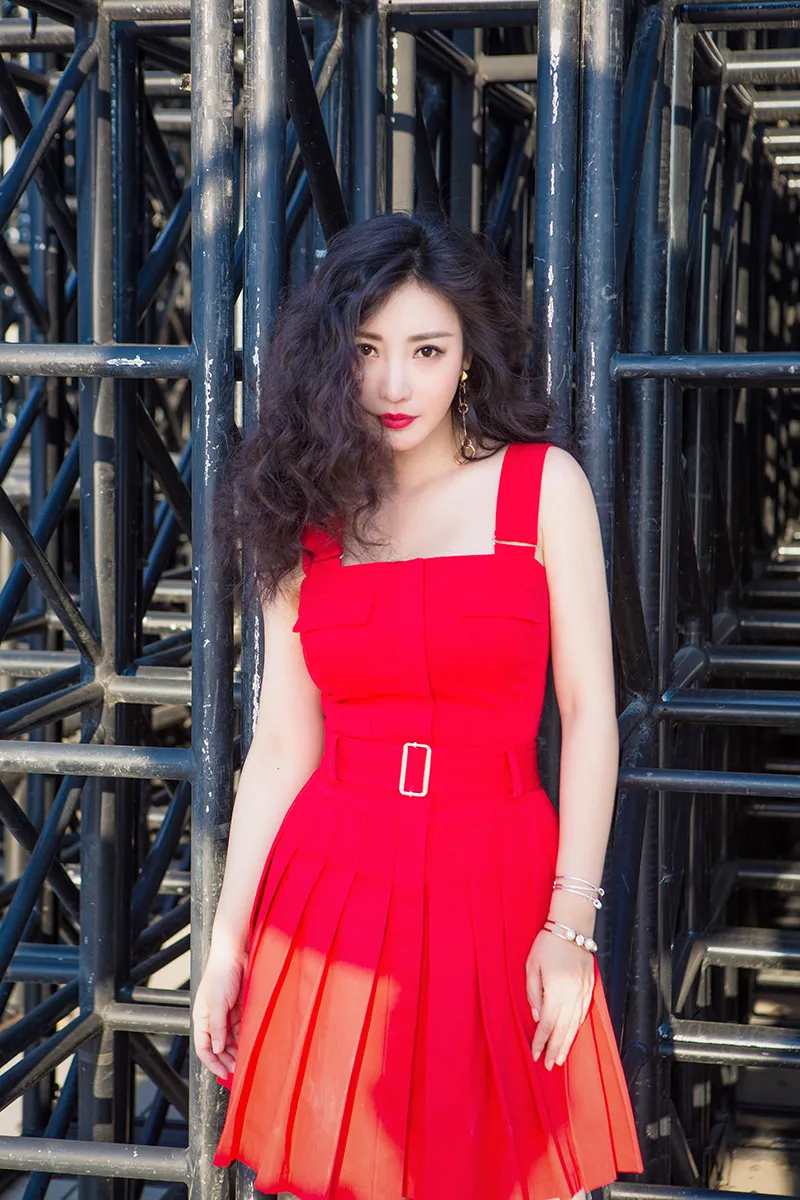 Liu Yan (actress-born) red lip hair glows with charm 4.jpg