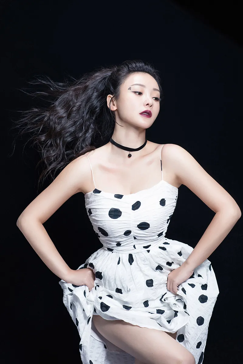  Liu Yan (actress) 长发飘逸秀美腿香肩.JPG