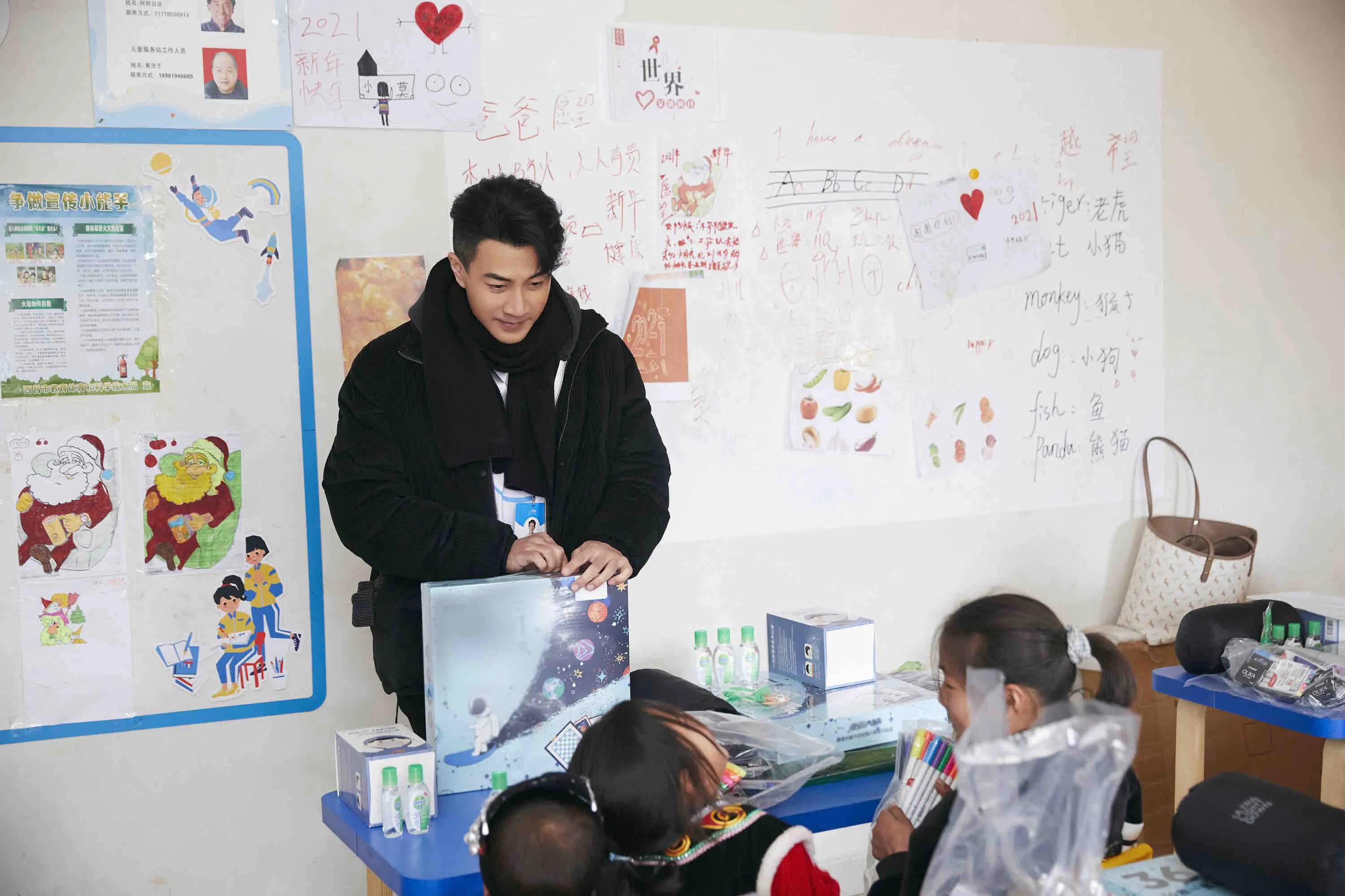 劉愷威 探訪兒童服務站.jpg