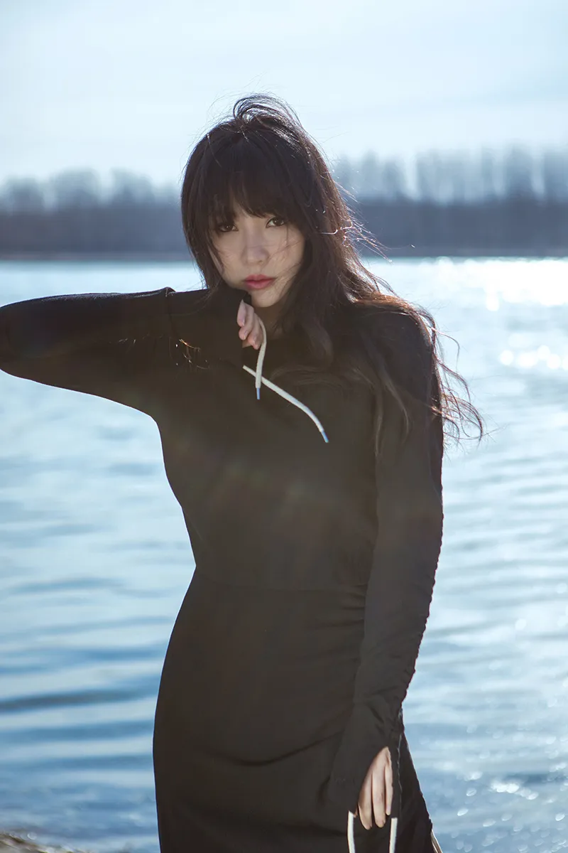  Liu Yan (actress) 湖边郊游包身黑裙婀娜多姿4.JPG