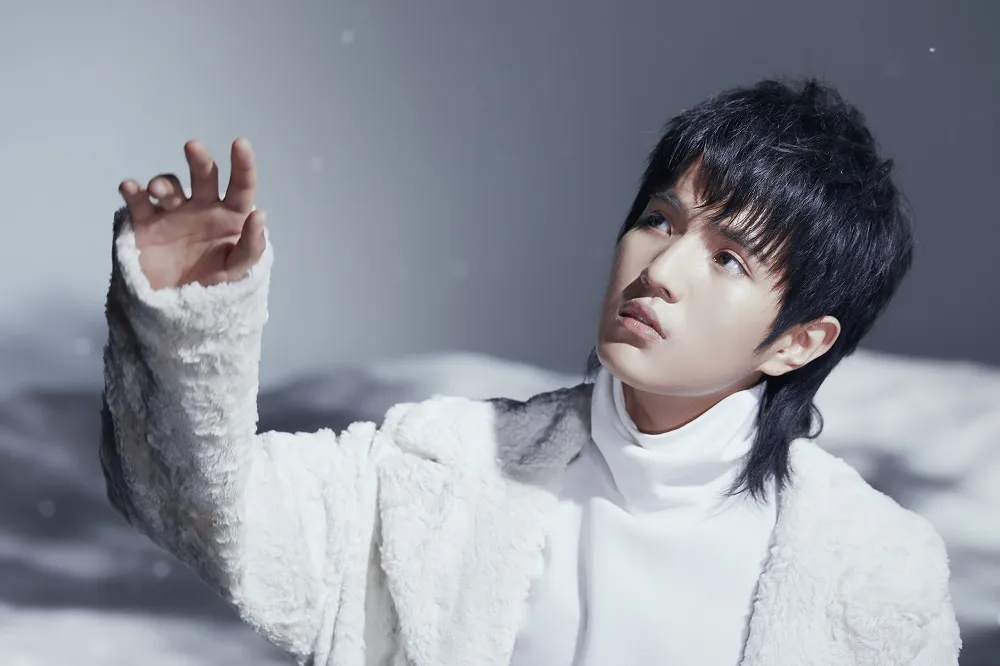 尹毓恪 侧拍.jpg