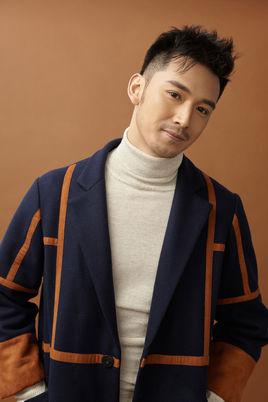 2015年10月在电影《刀安仁》里饰演刀安靖;同年