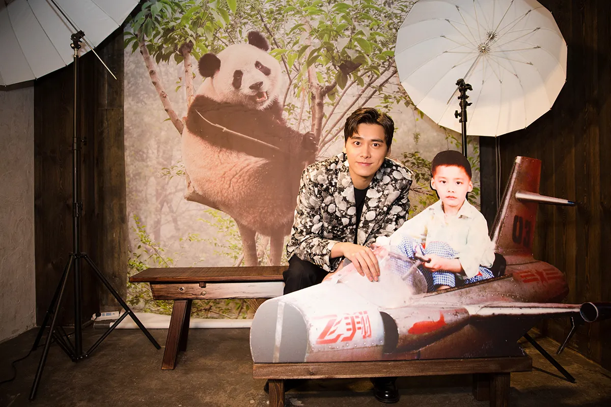 李易峰和小时候的自己合影 (1).jpg