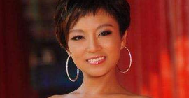 跟刘欢合唱走红，嫁英国王子22年不改国籍，女儿满口的北京腔