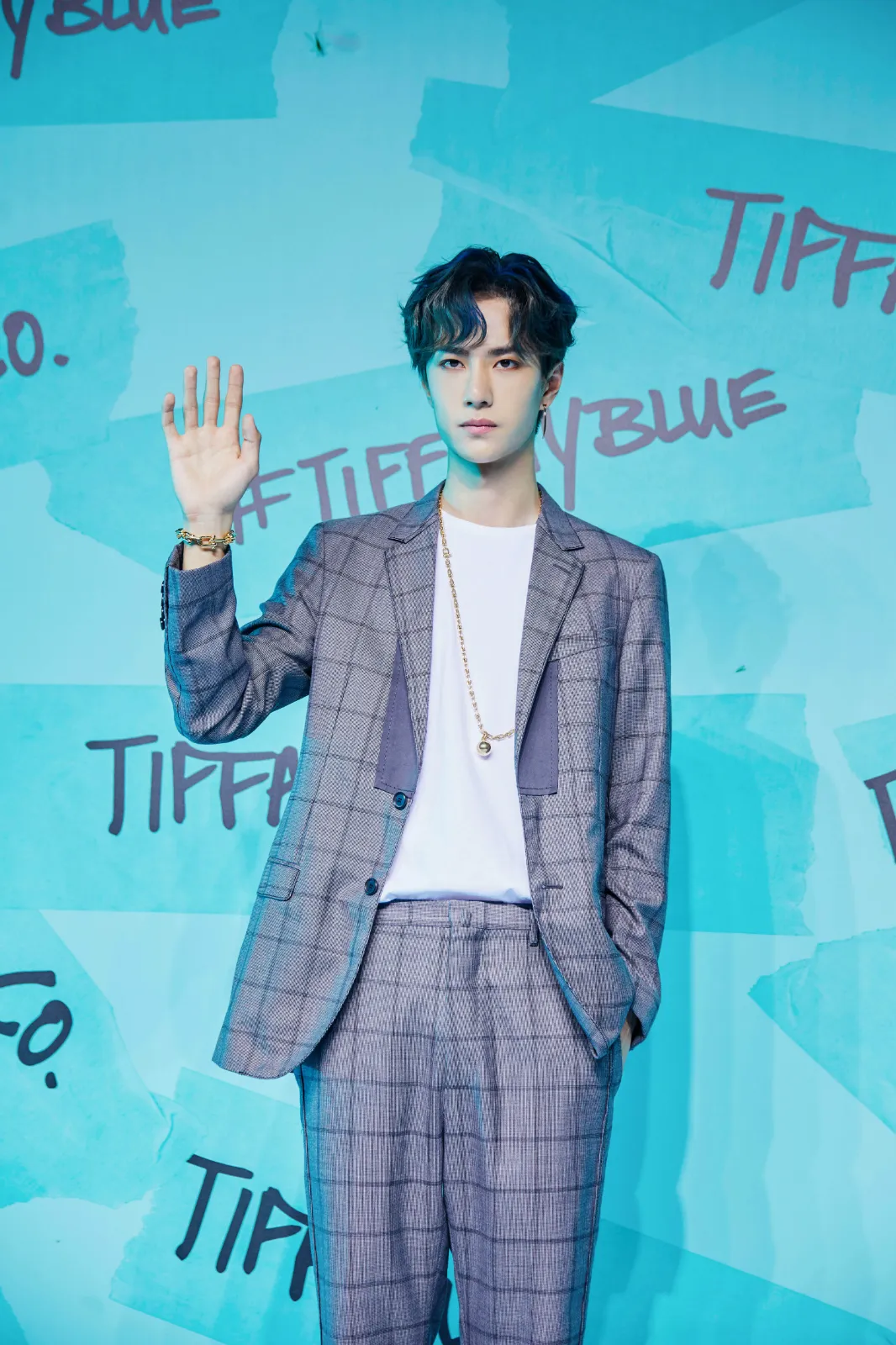 王一博玩转潮流态度