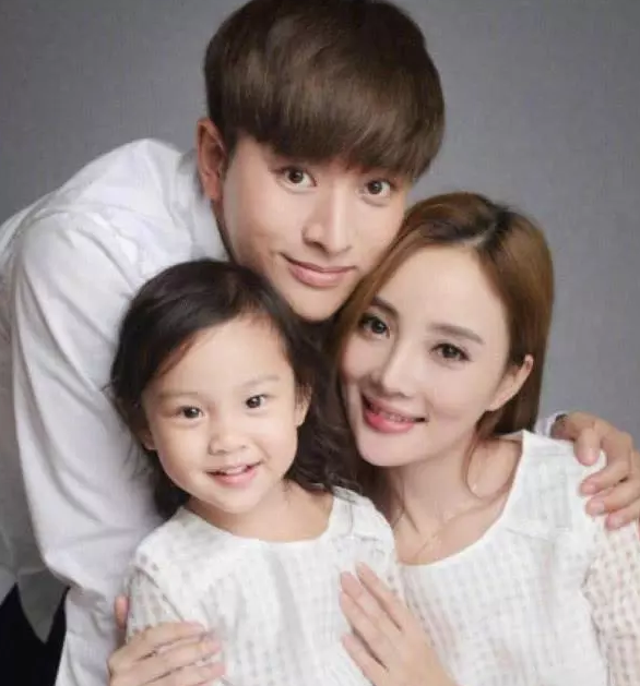 贾乃亮终于发文回应了，文字的三个字引网友猜测其婚姻状况