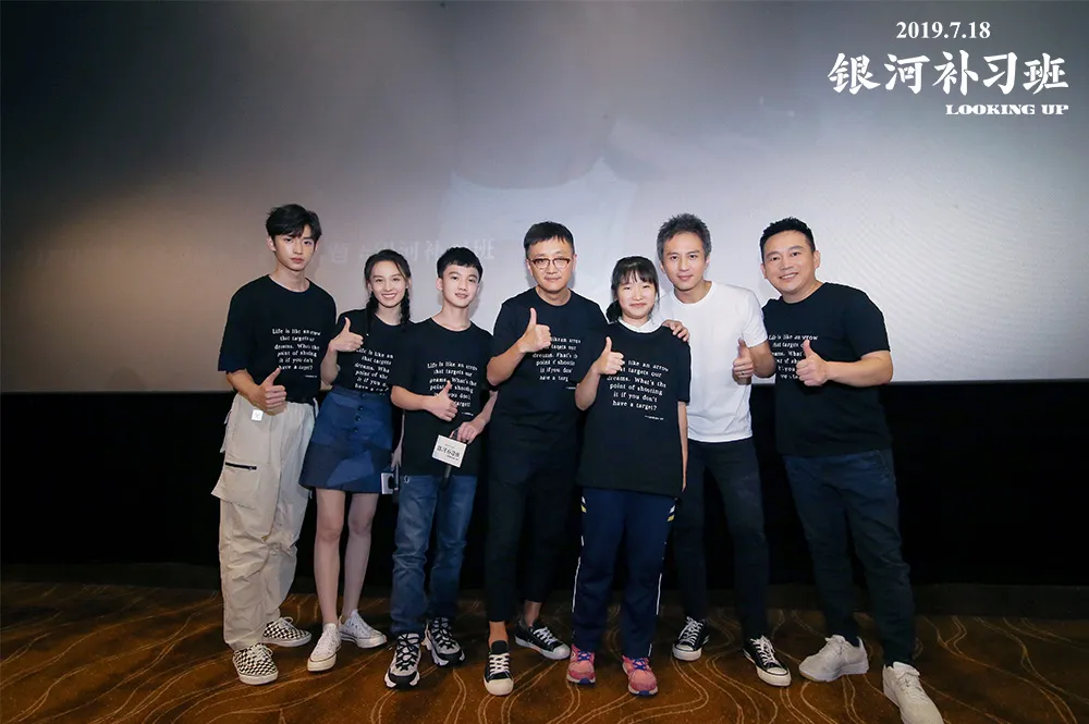  Deng Chao 将身上的T恤赠送给观众以示鼓励.jpg