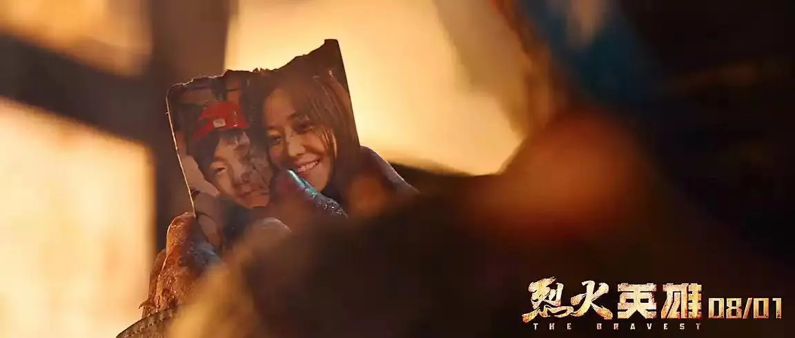 观众表示对黄晓明在火场中捡起妻儿照片那一幕印象深刻.jpg