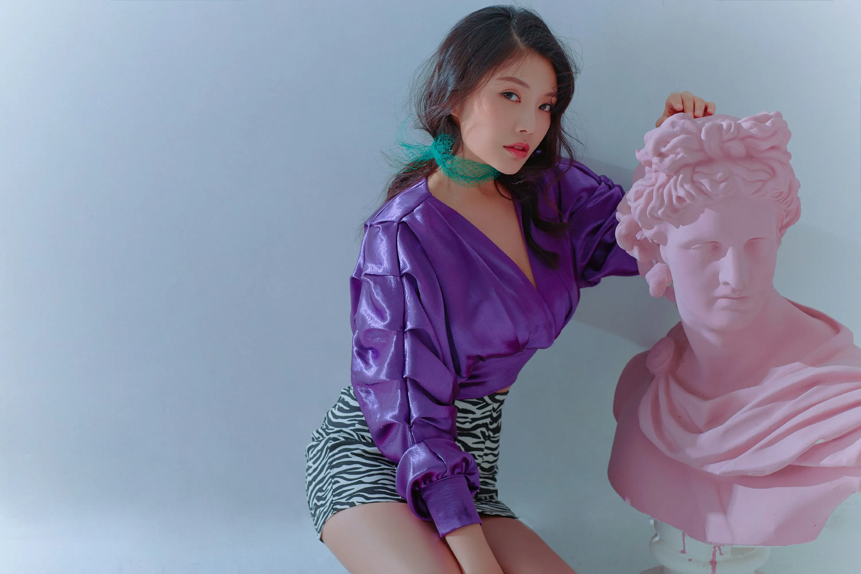 6.徐冬冬解锁紫衣套装与雕像同框.jpg