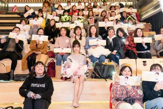  Shen Yue 与粉丝合影.jpg