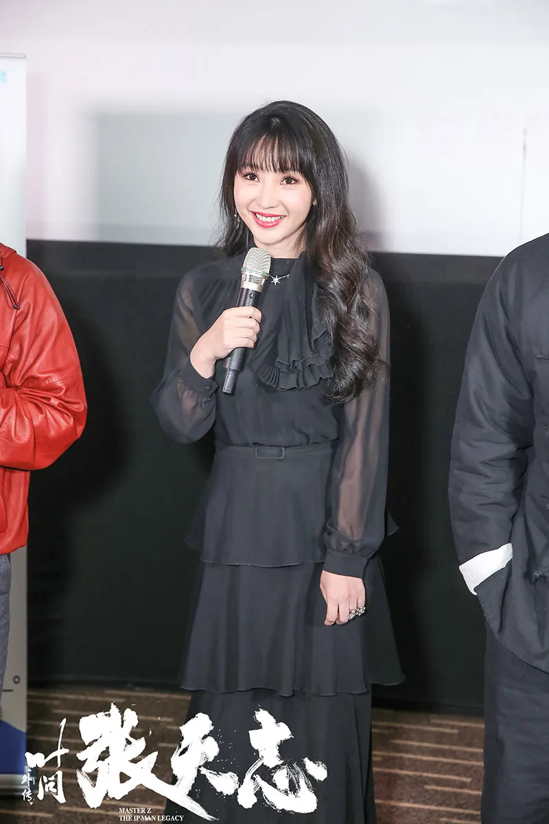  Liu Yan (actress) 黑色纱裙亮相映后见面会1.jpg