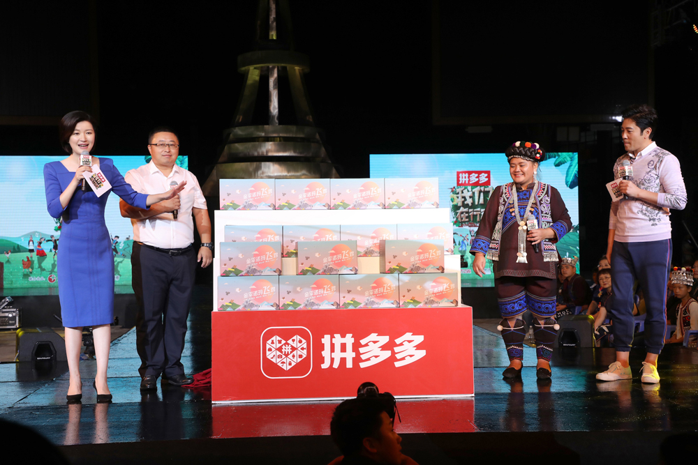 73岁老奶奶首登T台 蔡国庆霍尊雨中见证三百万元订单