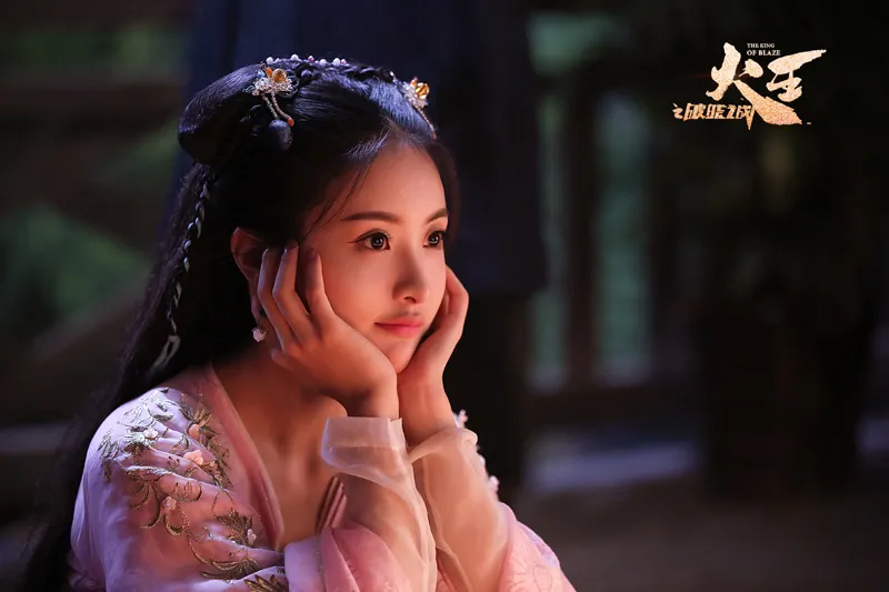 Yumeng Lai plays the role of two angles. JPG