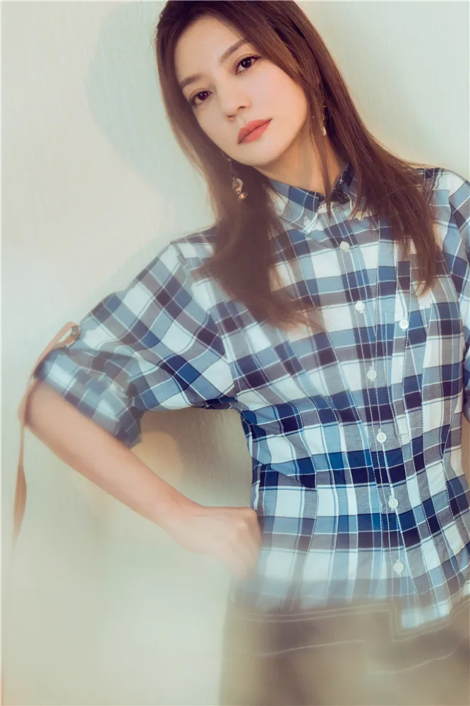 Zhao Wei blue and white checked shirt dress fresh and vibrant. JPG