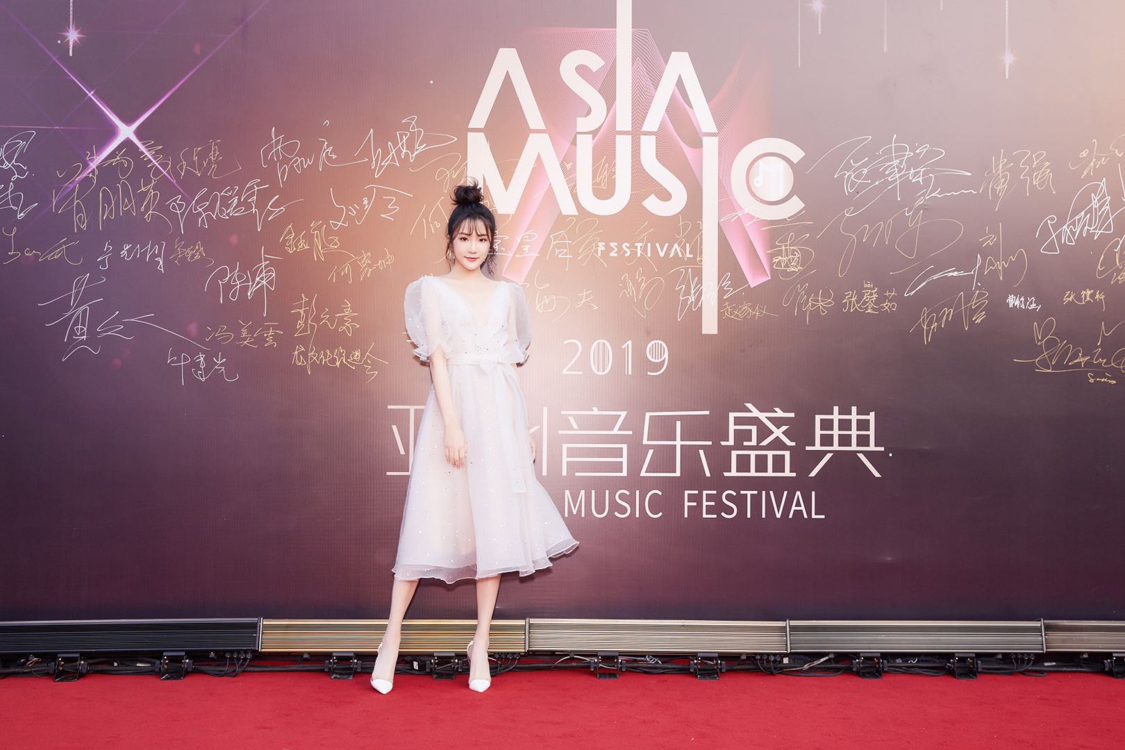 全能少女張可盈出席亞洲音樂盛典 斬獲“年度榮譽新人歌手”