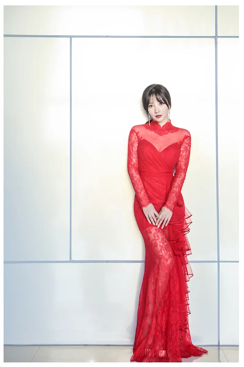  Liu Yan (actress) 修身长裙秀蜂腰纤臂 低扎马尾更衬温柔1.jpg