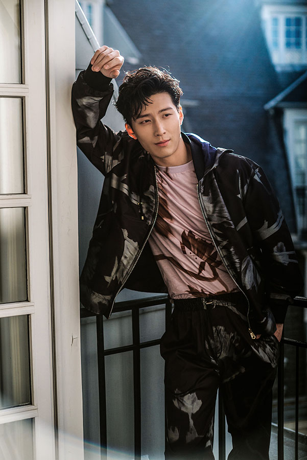 窦骁解锁时尚新身份异国行 演绎英伦新风