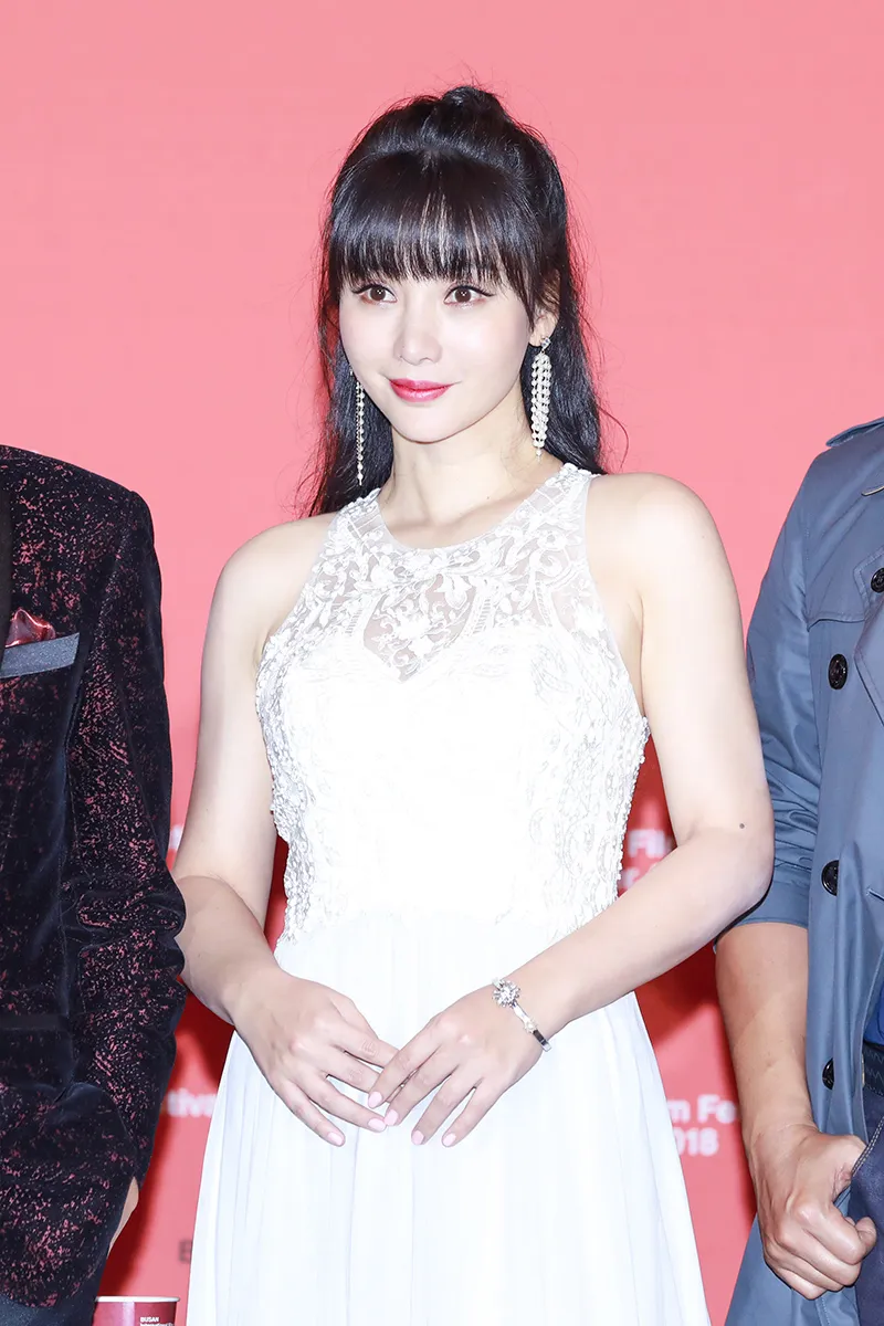Liu Yan (actress-actress) wears a white dress with a high ponytail. 1.jpg