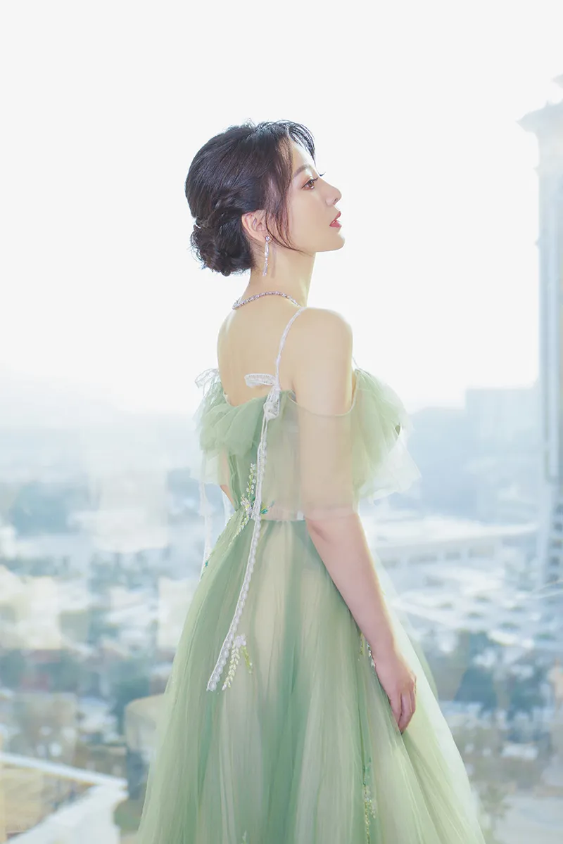 柳岩绿色纱裙甜美典雅 蕾丝绑带更添俏皮3.jpg
