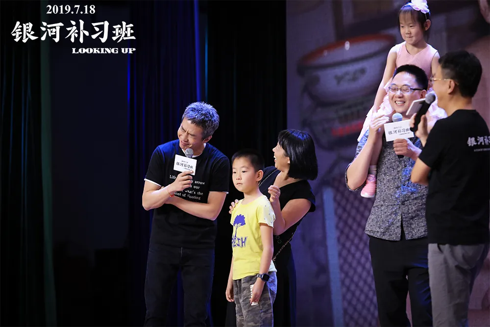  Deng Chao 表示父亲扛孩子是最幸福的.jpg