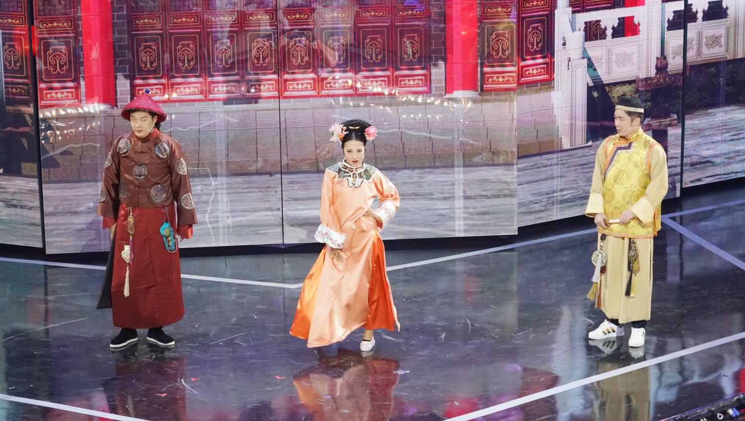杜沁怡穿越演“尔晴” 搞笑功力曹征现场“破功”