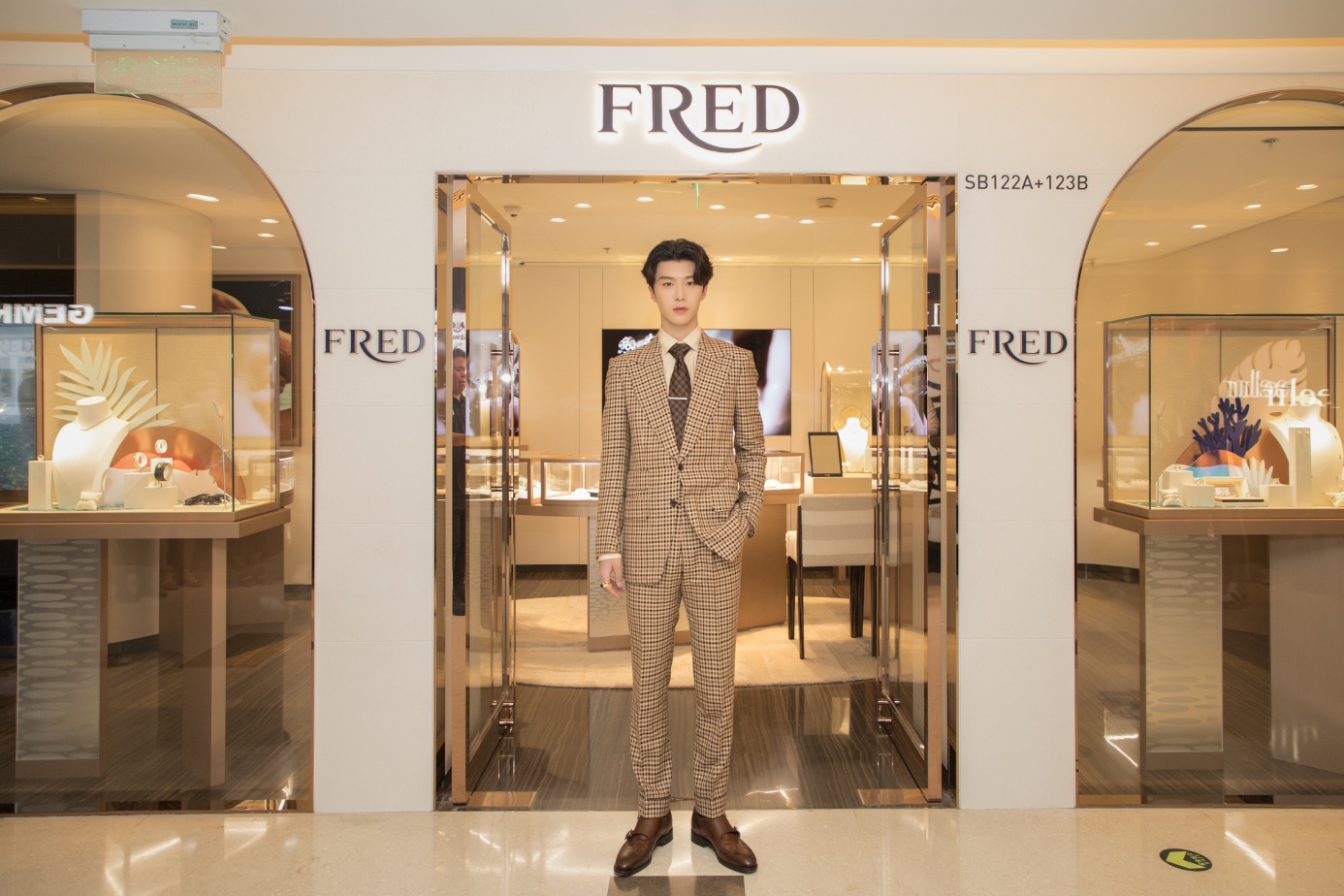 范丞丞拿下高奢品牌FRED代言 掀起英伦复古风