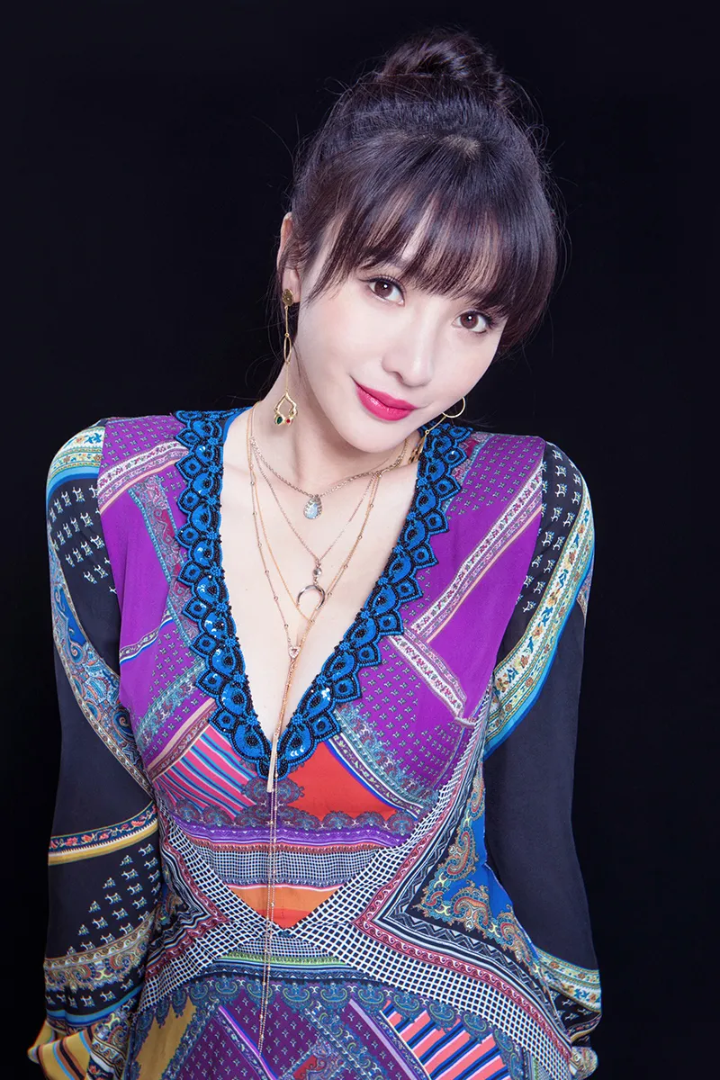  Liu Yan (actress) 深V长裙摇曳质感十足1.jpg