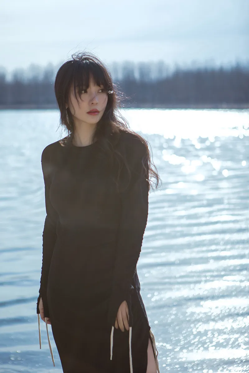  Liu Yan (actress) 湖边郊游包身黑裙婀娜多姿2.JPG