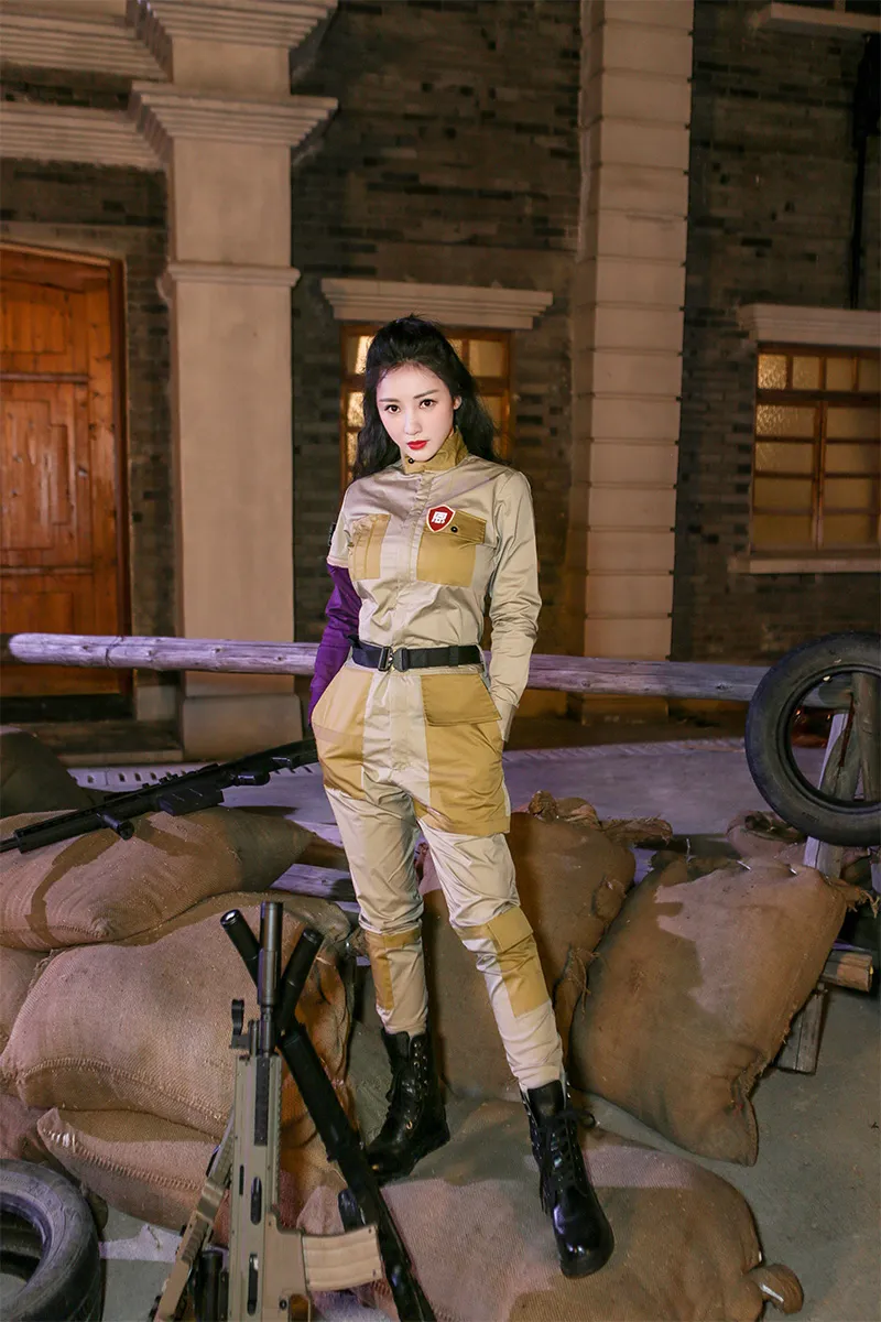 Liu Yan (actress-actress) valiantly stands in the battlefield. JPG