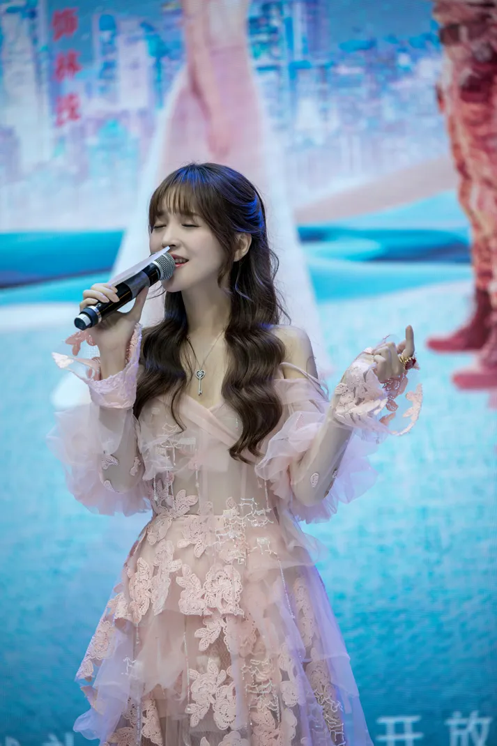金莎献唱《着迷》.jpg