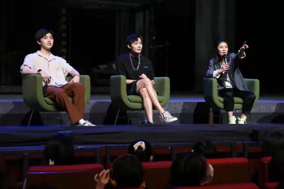 张铭恩焉栩嘉话剧首演圆满《皮囊》，导演盛赞二人打动人心