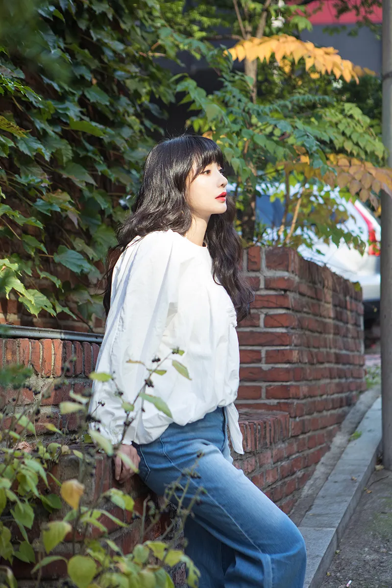 Liu Yan (actress-born) white shirt jeans street snap candid 7.jpg