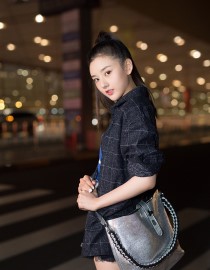 宋祖儿出发米兰时装周 简约格纹Look活力轻盈
