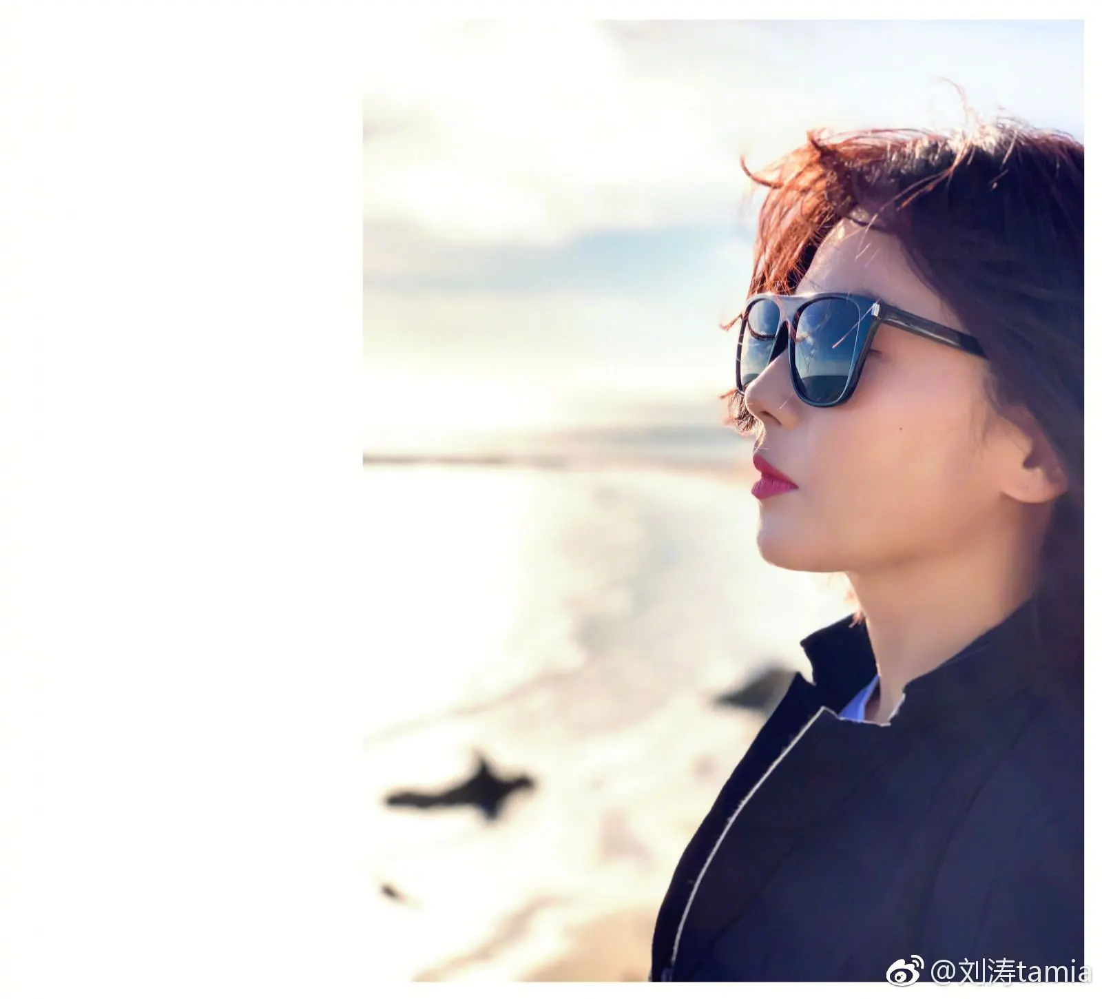劉濤微博曬旅拍照 迎風遠眺海岸線.jpg