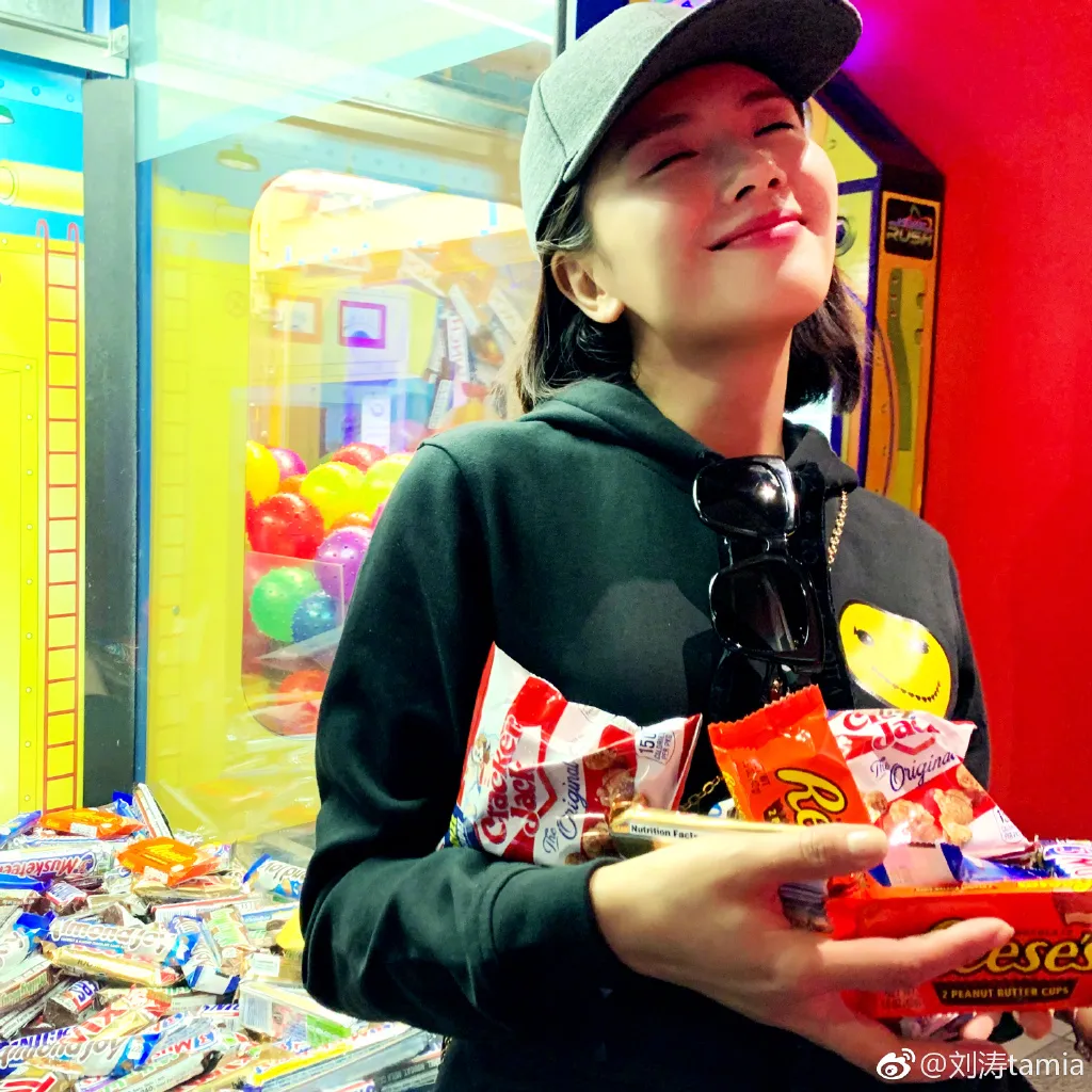 劉濤變身零食機滅霸 造型俏皮活力滿分.jpg