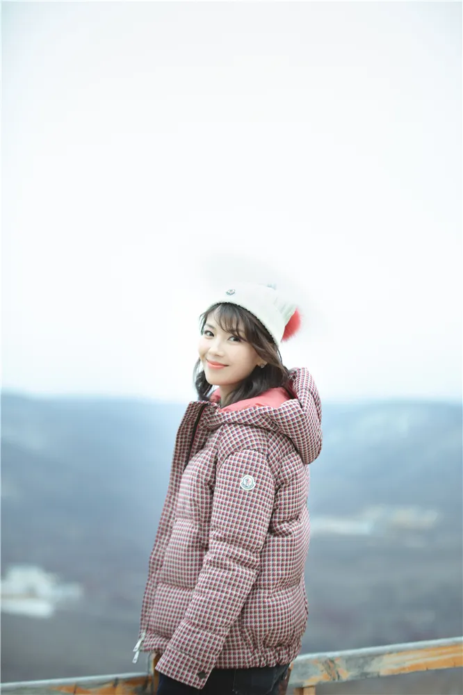 Tamia Liu looks elegant in winter. JPG