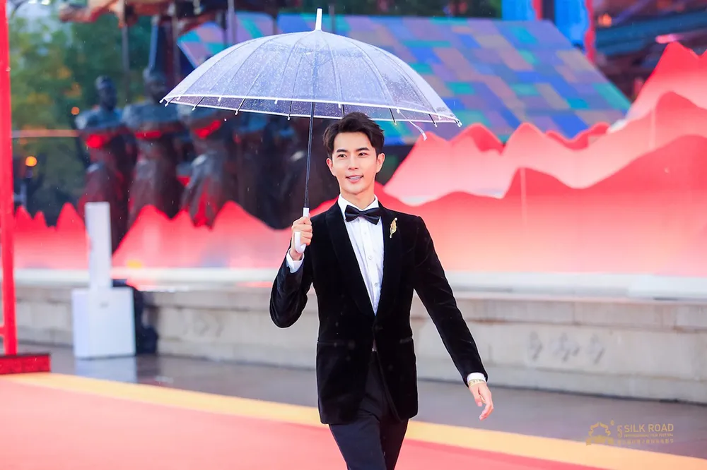 Meng-long Yu appears on red carpet with an umbrella. JPG