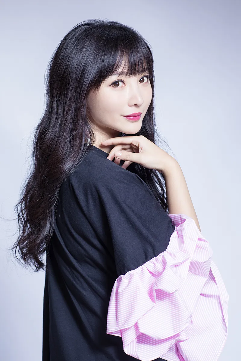  Liu Yan (actress) 粉袖卫衣侧颜笑甜美2.jpg