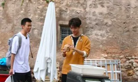 赵薇王俊凯逛菜场