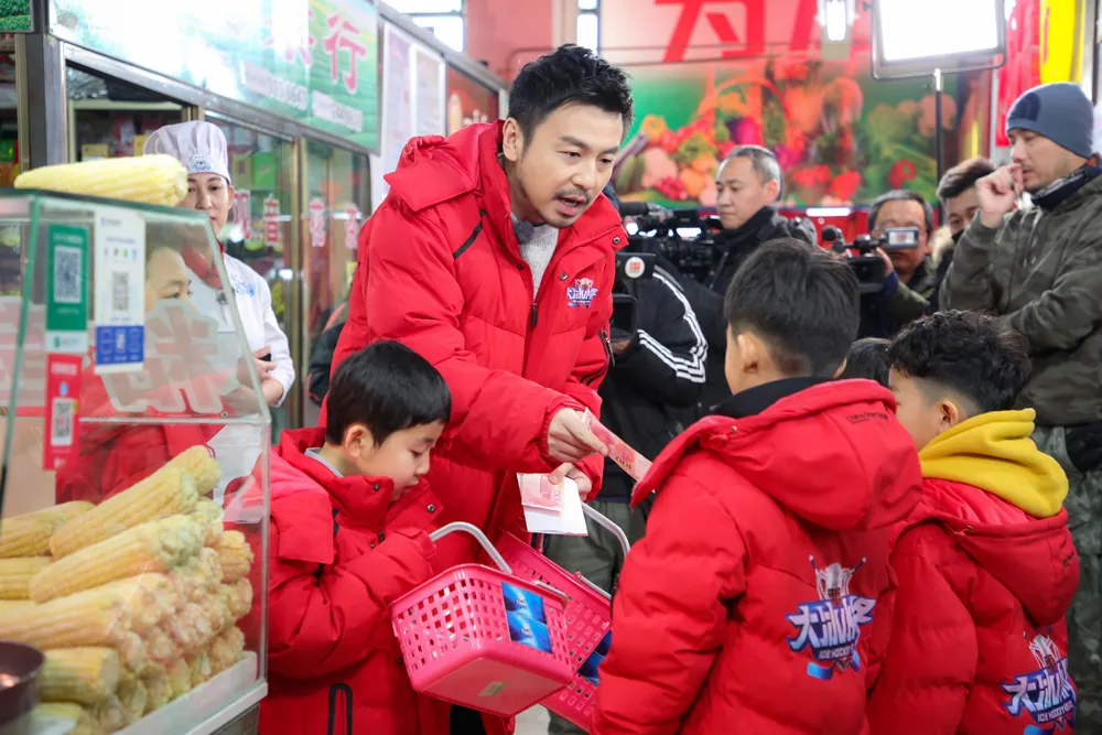  Jiayin Lei 带孩子买菜.jpg