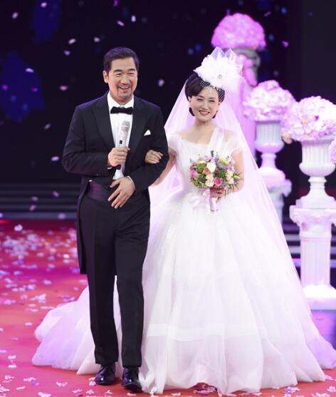 张国立邓婕婚纱甜蜜亮相节目
