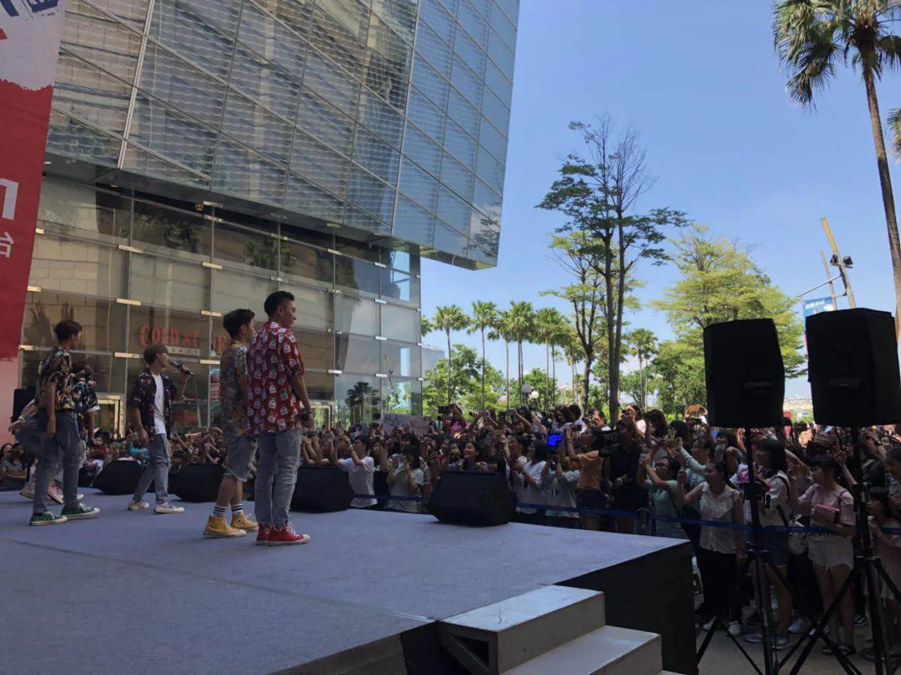 C.T.O男团签唱上演“牵手杀”