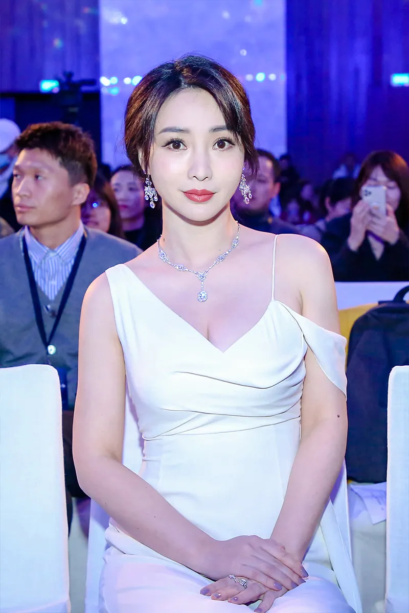  Liu Yan (actress) 获年度最受欢迎明星 白裙登台吸睛1.jpg