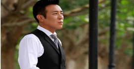 从贫困中走出来的“荧屏硬汉”：家境贫寒父亲早逝，全靠妻子读完大学