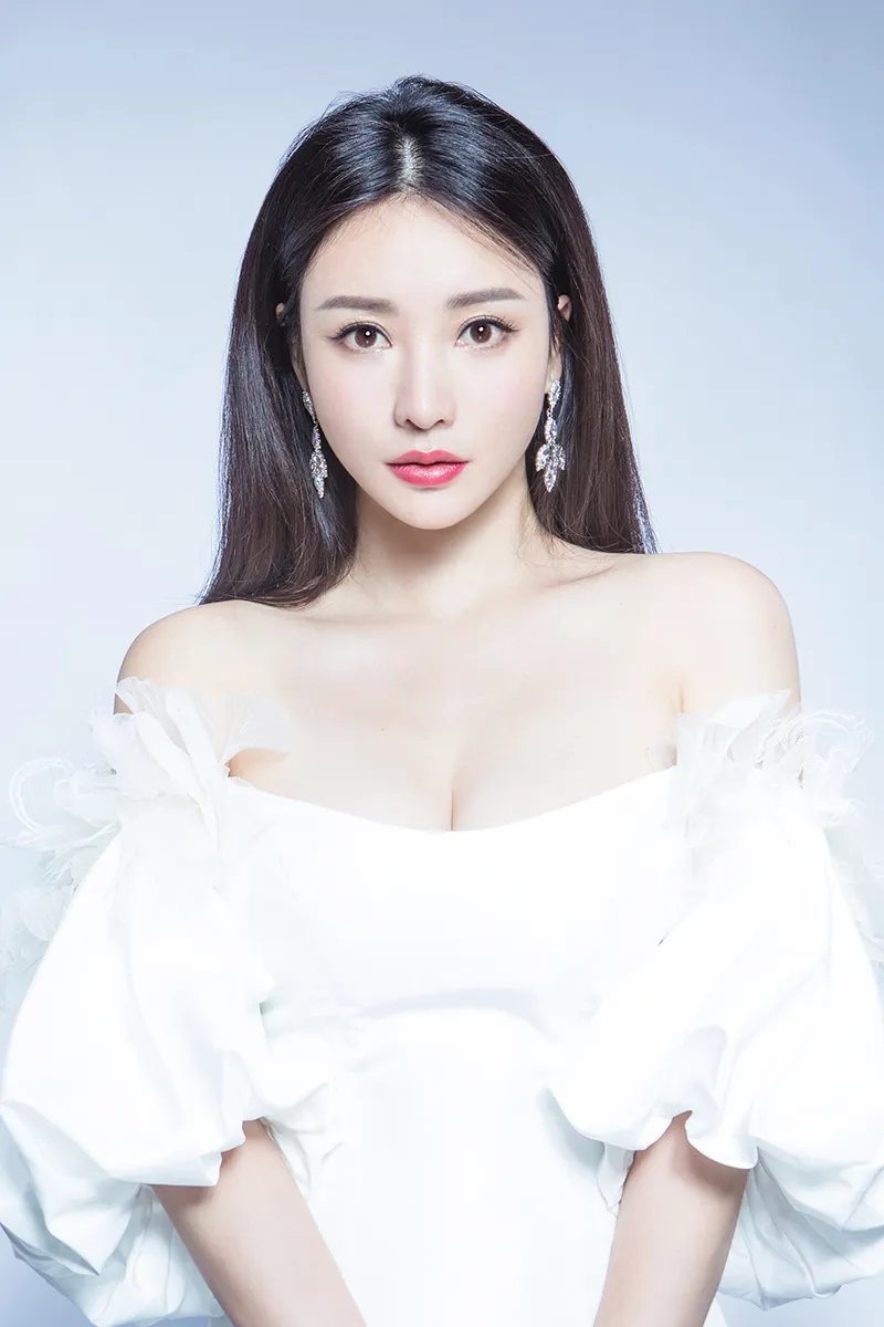 Liu Yan (actress-actress) looks gentle in a sheer white strapless gown. 2.jpg