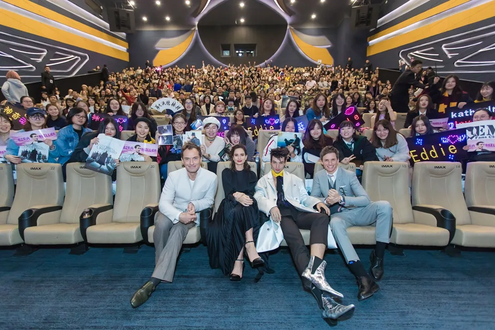 Four leading actors pose for photo with fans. JPG
