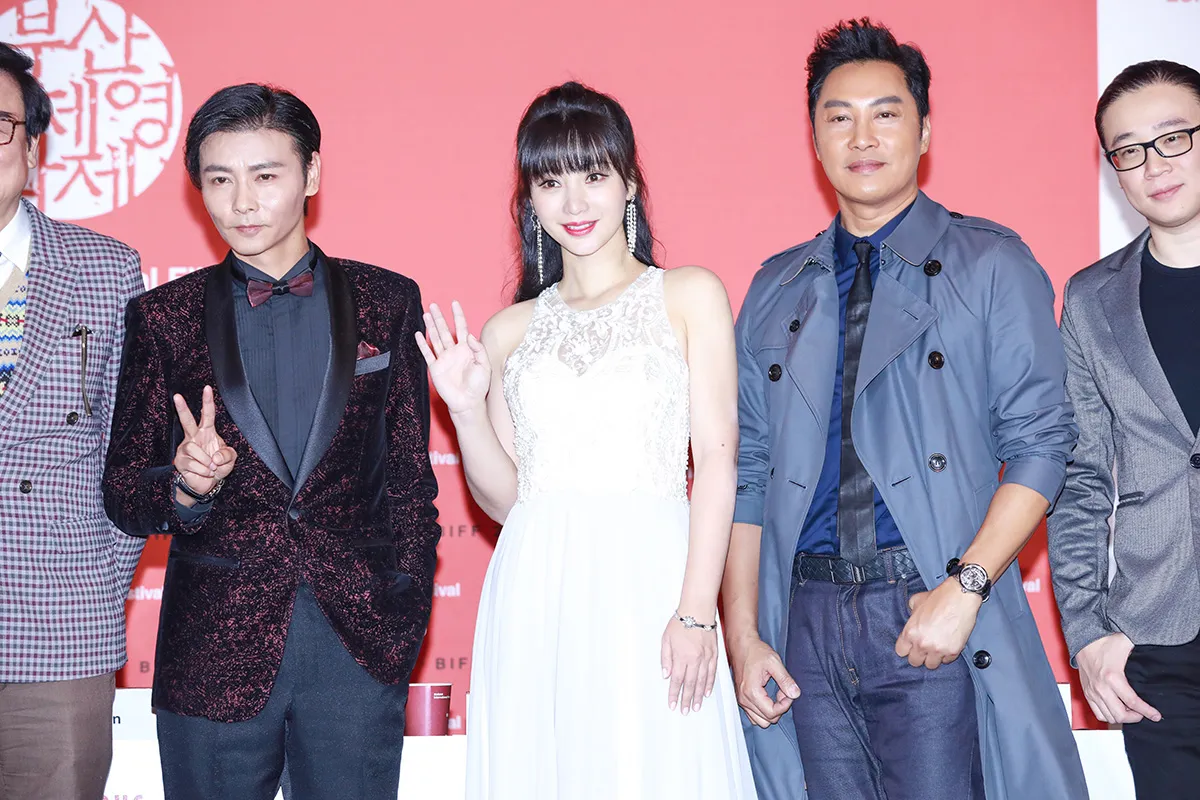 Liu Yan (actress-actress) wears a white dress and poses with co-creators 5.jpg